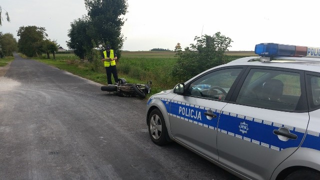 Wczoraj w miejscowości Czołowo w powiecie radziejowskim doszło do wypadku z udziałem motocyklisty. Jak ustalili policjanci 25-latek jechał motocyklem marki Honda. Na prostym odcinku drogi nie zapanował nad pojazdem i wywrócił się.  Z obrażeniami ciała trafił do szpitala. Badanie stanu trzeźwości pokazało, że kierował mając ponad 1,4 promila alkoholu w organizmie. Mężczyzna stracił już prawo jazdy. Za kierowanie motocyklem pod wpływem alkoholu grozi mu grzywna, zakaz kierowania pojazdami, a nawet 2 lata pozbawienia wolności.źródło: TVN Meteo Active/x-news