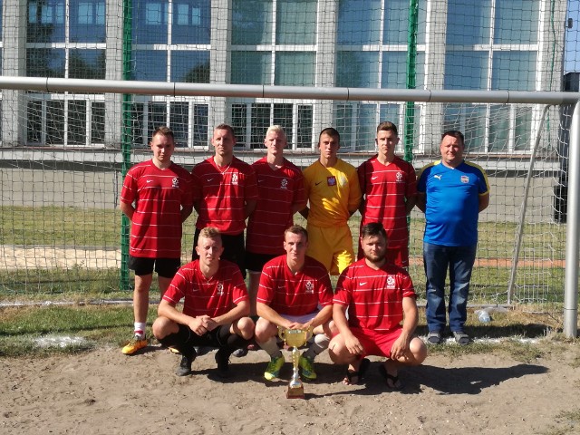 W Kurzelowie odbył się ciekawy turniej piłkarski. Na zdjęciu zwycięski zespół ZWGW ze Sławomirem Rogulą (z prawej)