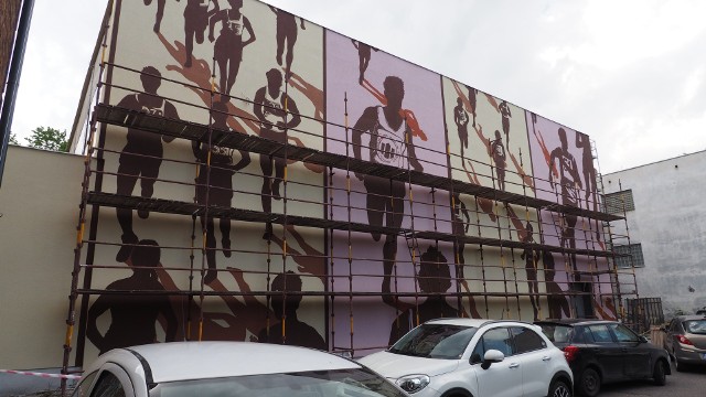 W ramach prac modernizacyjnych odtworzono sportowy mural znajdujący na ścianie sali gimnastycznej.