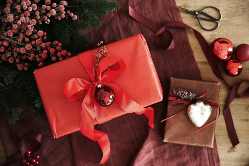 Bombki choinkowe i dobrane kolorystycznie wstążki doskonale ozdobią świąteczne prezenty