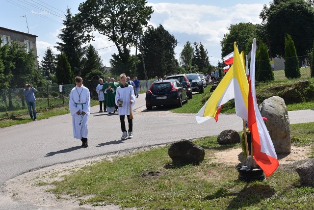 Po mszy świętej w kaplicy w Nieżywięciu społeczność wiejska zebrała się pod nowym miejscem pamięci - tablicą upamiętniającą 650 lat istnienia miejscowości.