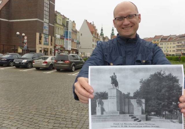 Piotr Wojtasik stoi mniej więcej w miejscu, gdzie miałby stanąć pomnik: - Będziemy wzorować się na Piłsudskim z Tarnopola, ale to nie musi być jego kopia. Zobaczymy, co zaproponują nam artyści.