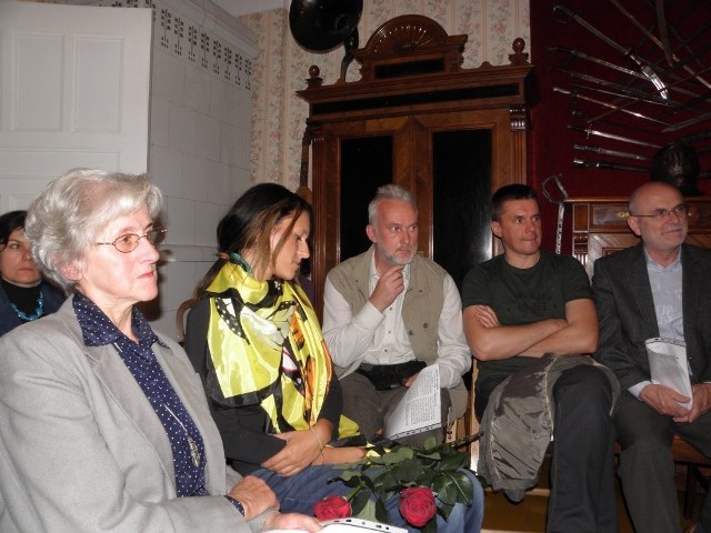 Od lewej Irmgarda Szczepańska, wnuczka Klemensa Szczepańskiego - Natalia, Jan Klepin, Jacek Knopek i Jerzy Szwankowski