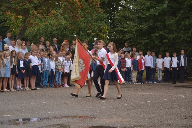 W poniedziałek zabrzmiał pierwszy dzwonek, definitywnie kończący wakacyjne leniuchowanie. W lipnowskich szkołach podstawowych rok szkolny rozpoczęło 1290 uczniów, najwięcej w Szkole Podstawowej nr 3, bo aż 544. Taka sytuacja nie zdarzyła się już od dość dawna. - Najważniejszym wyzwaniem jest oczywiście egzamin klas ósmych i utrzymanie dotychczasowego, dobrego poziomu nauczania – mówi Jacek Góźdź, dyrektor Szkoły Podstawowej nr 3 w Lipnie. – Nasi uczniowie z sukcesami biorą udział w różnego rodzaju konkursach, zarówno przedmiotowych, jak i sportowych. To nasz powód do dumy i mam nadzieję, że to się nie zmieni. Zależy mi również na utrzymaniu dobrej atmosfery w całym gronie pedagogicznym, co jest bardzo istotne, zwłaszcza w dobie protestów nauczycieli.Więcej w „Tygodniku Lipnowskim”.Flesz - wypadki drogowe. Jak udzielić pierwszej pomocy?