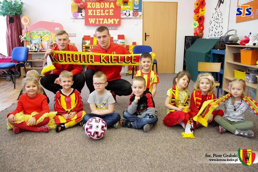 Piłkarze Korony Kielce odwiedzili Przedszkole Samorządowe numer 30 w Kielcach. Zostali niezwykle ciepło przyjęci [ZDJĘCIA]