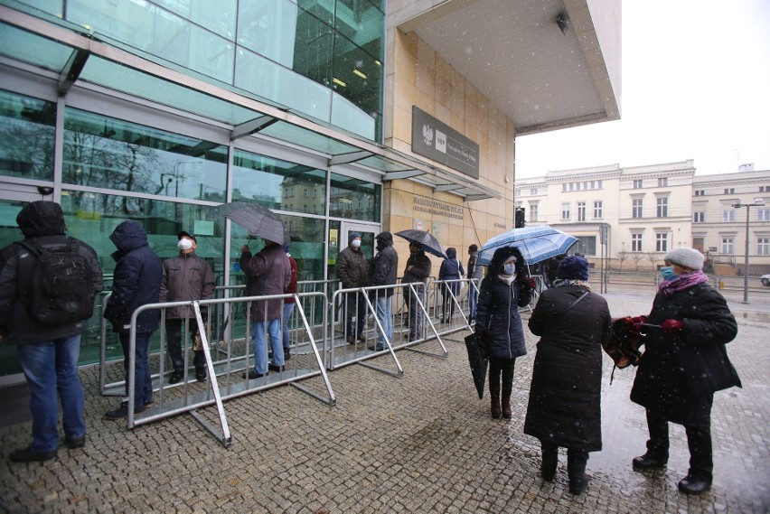 Kolejka po monety upamiętniające setną rocznicę III...