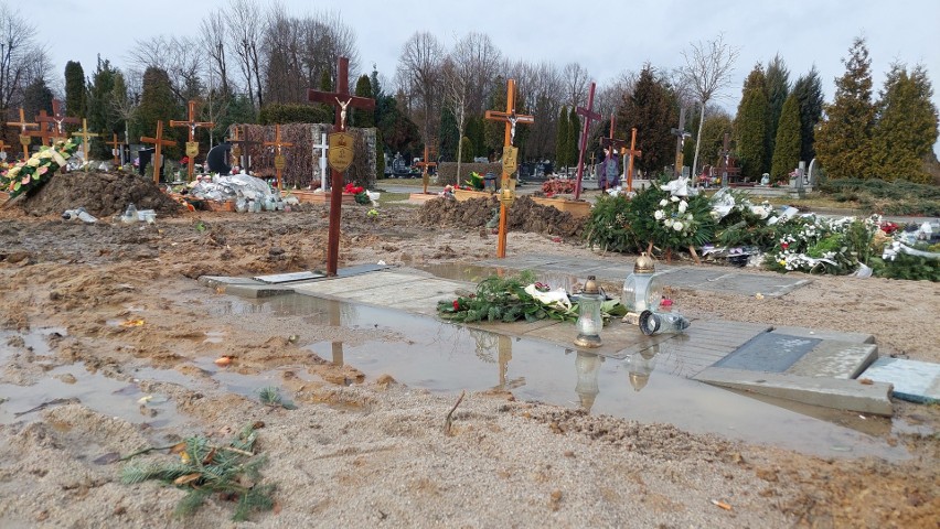 Zalane groby na cmentarzu w Żarach