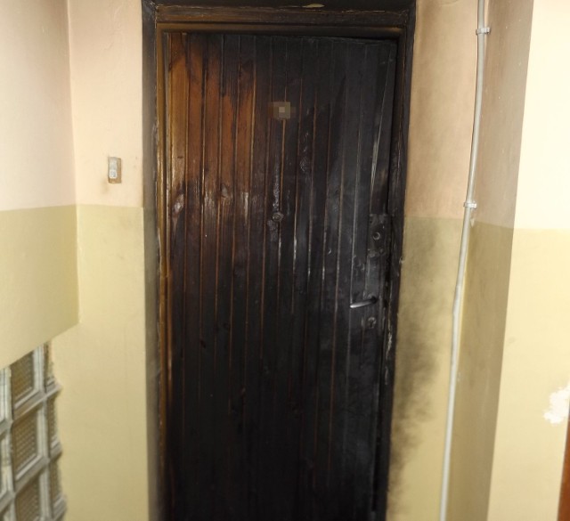 W pożarze mieszkania przy ulicy Krakowskiej w Kielcach ogień zniszczył tylko drzwi wejściowe, najpoważniej uszkodzone zostały od strony mieszkania.