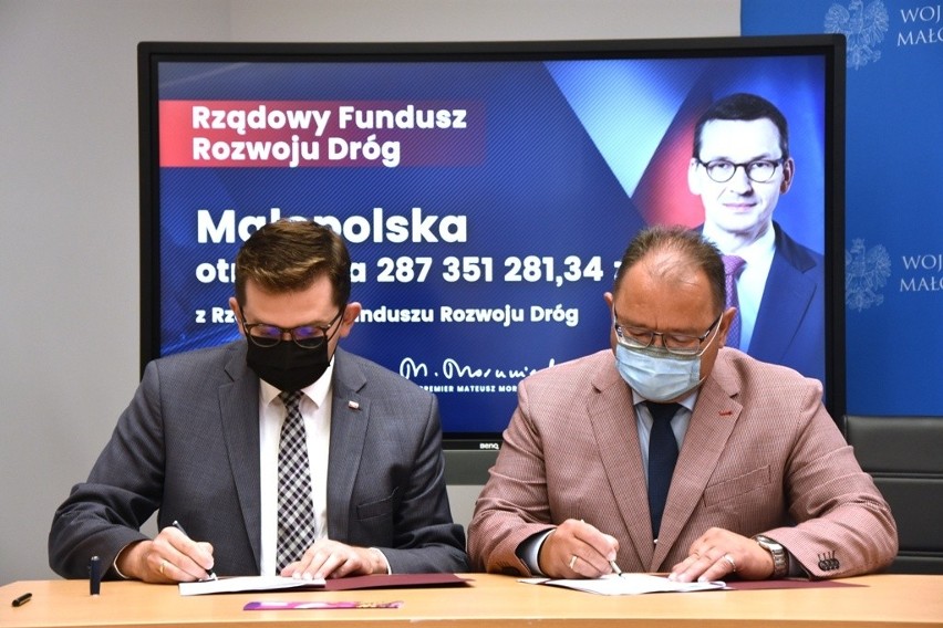 Norbert Rzepisko, burmistrz Skawiny podpisał umowę z...