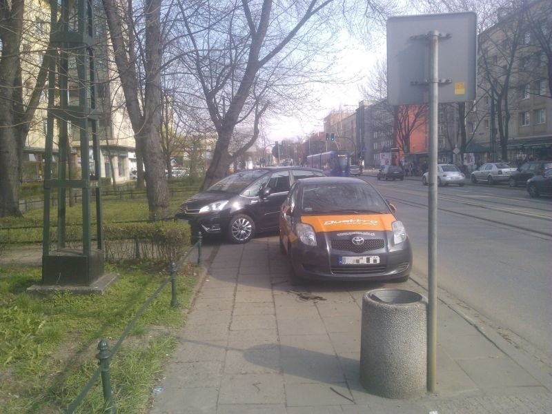 Kraków: kolejny mistrz parkowania. Kierowca zablokował chodnik przy ul. Królewskiej [ZDJĘCIA]