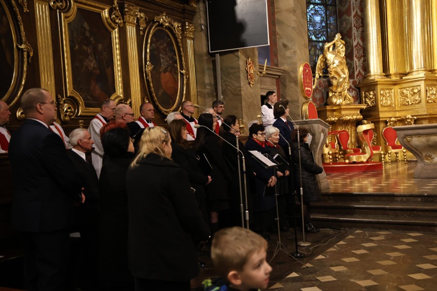 Liturgia Wielkiego Piątku z biskupem Andrzejem Kaletą w Bazylice Katedralnej w Kielcach. Setki osób adorowały krzyż