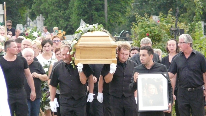 Pogrzeb córki aktorki Grażyny Błęckiej-Kolskiej. 23-latka zginęła w wypadku we Wrocławiu