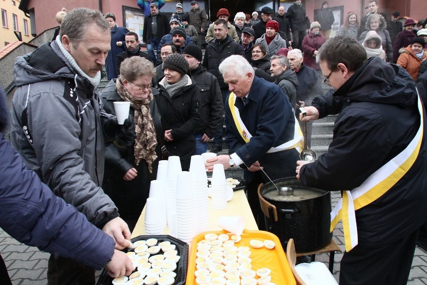 Wielkanoc 2015. Świąteczny żur w parafii pw. Świętych Apostołów Piotra i Pawła [ZDJĘCIA+FILM]