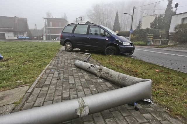 Do zdarzenia doszło w niedzielę, 3 grudnia, na ul. Kożuchowskiej w Zielonej Górze. Kierowca volkswagena najprawdopodobniej zasnął za kierownicą. Wszystko wydarzyło się w niedzielę. z samego rana. Kierowca volkswagena jechał ul. Kożuchowską w kierunku centrum miasta. Na wysokości skrętu w ul. Browarną samochód wypadł  z drogi, uderzył  w lampę, ściął znak drogowy i drugą lampę. Na szczęście nikogo nie było na chodniku.Kierowca wyjaśniał policjantom, że pracuje w dyskotece i wracając zasnął za kierownicą ze zmęczenia. Został ukarany mandatem w wysokości 500 zł. Na jego konto trafiło również 6 punktów karnych za spowodowanie kolizji.Zielona Góra. W tych miejscach najczęściej dochodzi do potrąceńZobacz też: 33-latek okradał pacjentów szpitala w Zielonej Górze