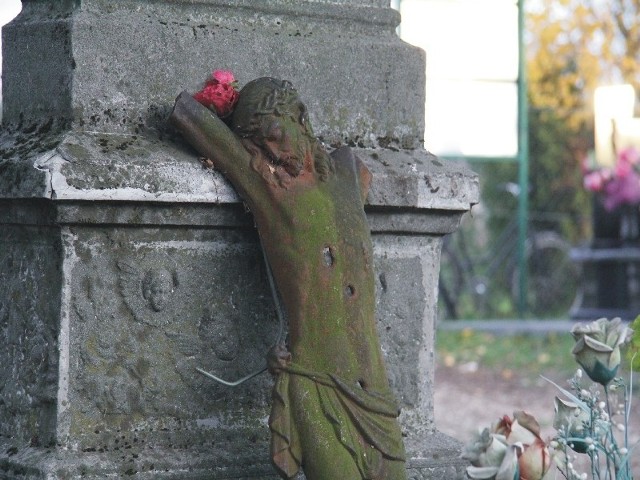 Rozstrzelana figura Chrystusa na jednym z grobów.