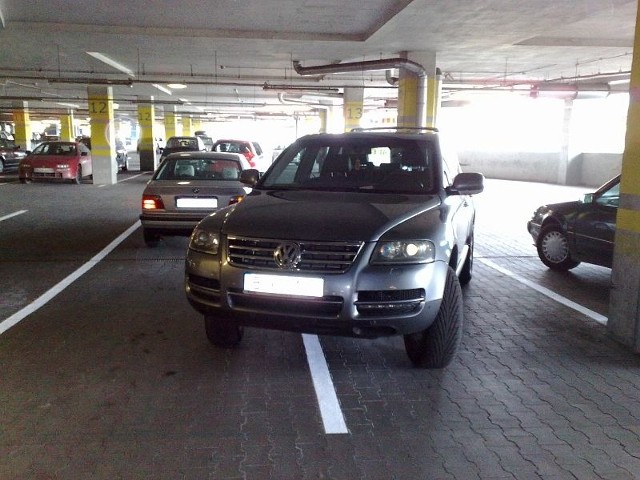 Volkswagen zaparkowany na podziemnym parkingu