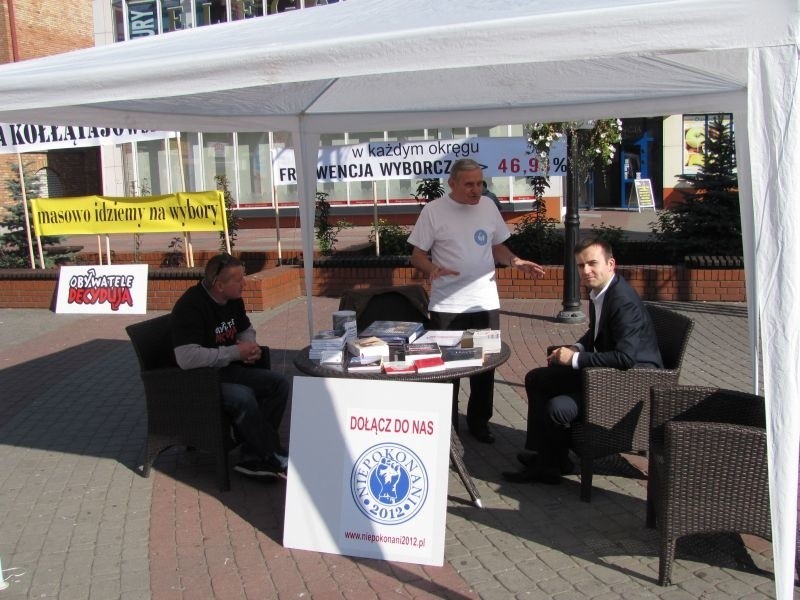 Ostrołęka. Happening Niepokonanych 2012 i Obywatele Decydują. Za głosowaniem i okręgami jednomandatowymi