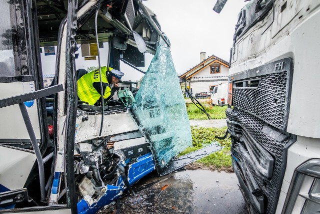 Spółka PKS Bydgoszcz dawno nie notowała tak poważnego wypadku z udziałem swojego autobusu liniowego.