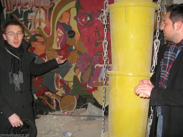 - Historia tego murala, który został odsłonięty w czasie remontu SMOK-a bardzo nas ciekawi - mówi Tomasz Pilarski (na zdjęciu ze swoim zastępcą Tomaszem Stefańskim)