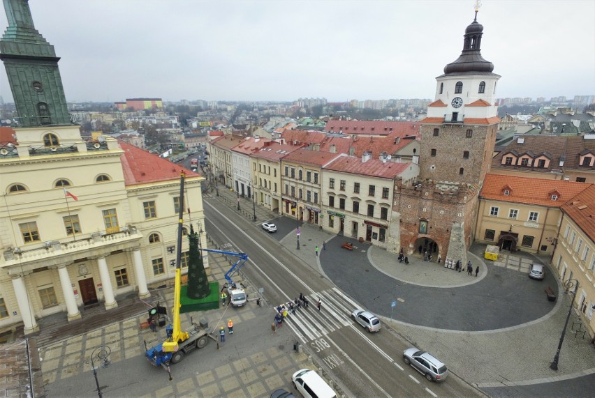 Choinka przed lubelskim ratuszem została ustawiona we wtorek...