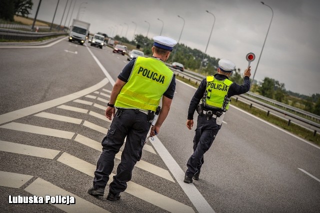 30-letnia, ciężarna kobieta, jechała drogą S3, mając 2,35 promila alkoholu z organizmie. Z auta, którym uderzyła w barierki, wydobywał się dym. Do niebezpiecznej sytuacji doszło w poniedziałek, 12 sierpnia, po godz. 17.00 na drodze ekspresowej S3, na obwodnicy Gorzowa. Jak informuje nadkom. Marcin Maludy, rzecznik lubuskiej policji, kierująca osobowym volkswagenem po ekwilibrystycznej jeździe uderzyła w bariery energochłonne. O niebezpiecznej sytuacji policję poinformował jeden z kierowców. Natychmiast na S3 wyjechali natychmiast policjanci: mł. asp. Tomasz Bogaczyk oraz sierż. szt. Marek Sembratowicz. Już na Rondzie Szczecińskim zatrzymali uszkodzone auto, z którego wydobywał się dym. Za kierownicą siedziała kobieta w... zaawansowanej ciąży. Nie kojarzyła w ogóle, że uderzyła wcześniej w bariery energochłonne. Policjanci mimo sprzeciwu kobiety wezwali pogotowanie ratunkowe, aby sprawdziło czy zdrowiu jej i dziecka nic nie zagraża. Została przewieziona na badania. Wcześniej jednak sprawdzono jej trzeźwość. Ku zdziwieniu policjantów okazało się, że kierująca miała 2,35 promila w organizmie. Pobrano także krew do badań. 30-letniej kobiecie, mieszkance województwa zachodniopomorskiego zostało zatrzymane prawo jazdy. Sąd może orzec wobec niej zakaz prowadzenia pojazdów na minimum trzy lata.Zobacz wideo: Jak udzielać pierwszej pomocy ofiarom wypadkówCzytaj także: Korytarz życia na drodze. Jak go utworzyć? Wystarczy przestrzegać kilku zasad!Zobacz wideo: Pijana kobieta wiozła autem dwoje dzieci. Miała ponad 3 promile alkoholu