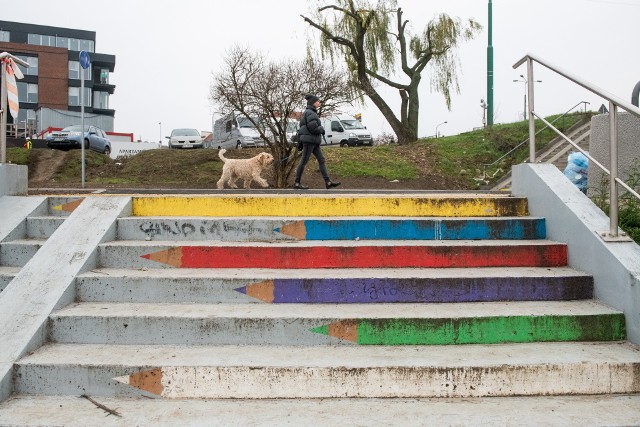 Schody przy moście Bolesława Chrobrego w Poznaniu potrzebują odnowienia. W 2014 roku z inicjatywy stowarzyszenia Ulepsz Poznań powstały na nich rysunki kolorowych kredek.
