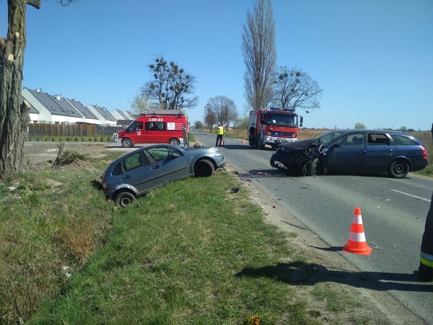 czołowe zderzenie dwóch aut w Dobrzykowicach