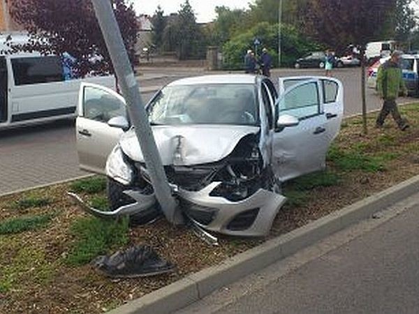 Opel jechał prawidłowo. Po uderzeniu przez peugeota rozbił...