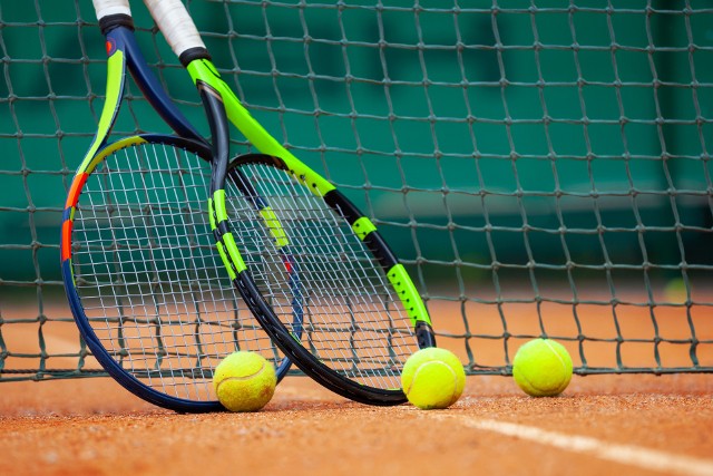 Chcesz zacząć swoją przygodę z tenisem ziemnym? Doradzamy, jaką rakietę tenisową wybrać na początek.