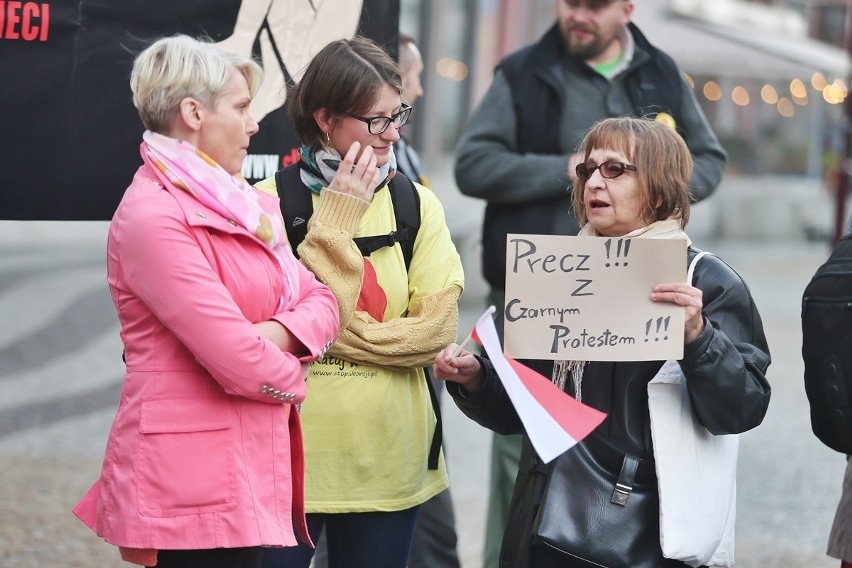 Czarny Wtorek we Wrocławiu. Marsz i protest w Rynku [ZDJĘCIA]