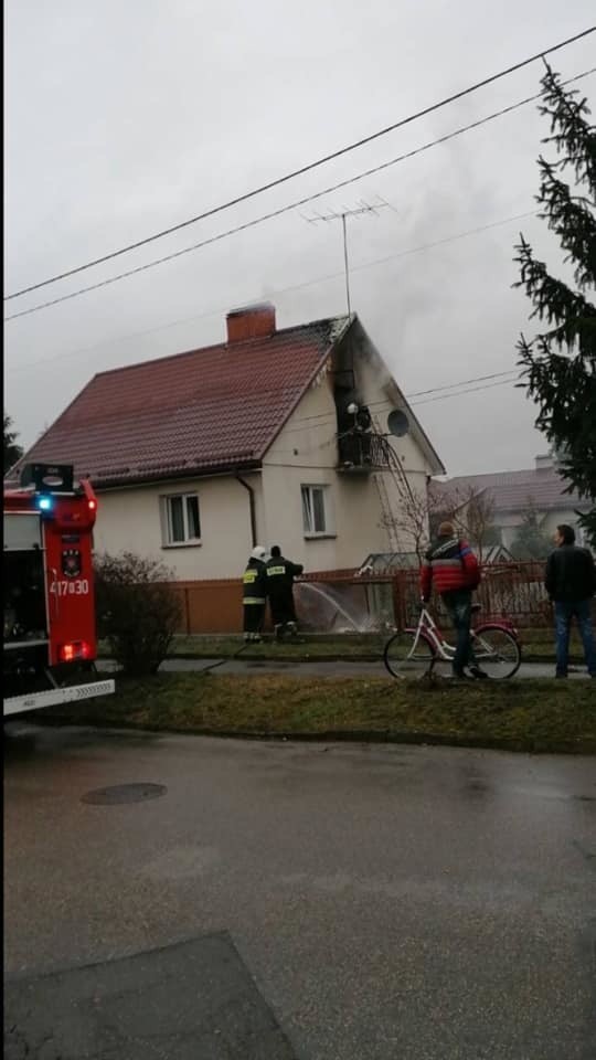 Bielsk Podlaski. Pożar przy ul. Żarniewicza. Zapaliło się poddasze [ZDJĘCIA]