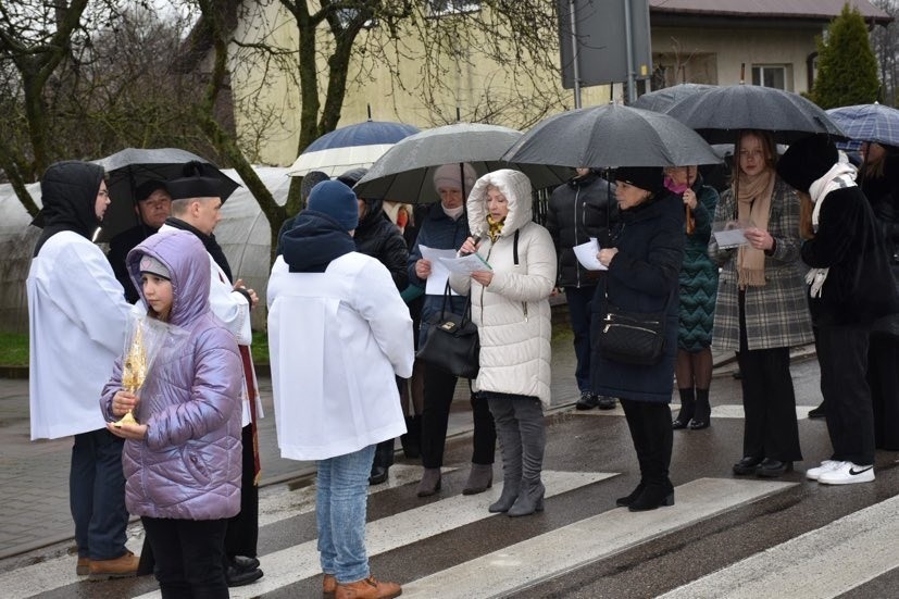 Droga Krzyżowa w Starym Lubotyniu. Odbyła się w 18. rocznicę śmierci Jana Pawła II, 2.04.2023. Zdjęcia