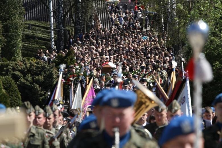 Pogrzeb Justyny Moniuszko, która zginęła w katastrofie...