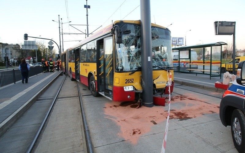 Tramwaj zderzył się z autobusem! Sześć osób rannych w wypadku na Łagiewnickiej [zdjęcia]