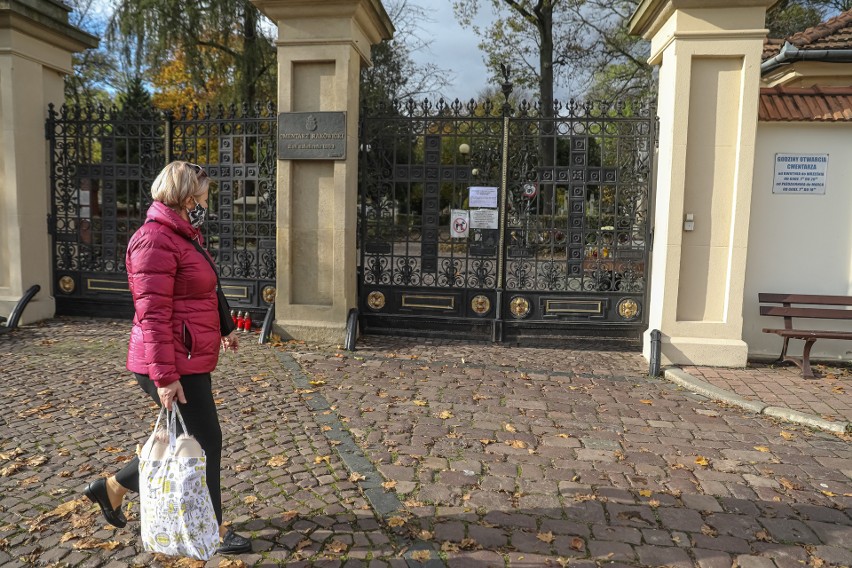 Kraków. Zamknięte cmentarze, opuszczone ulice wokół nich. Zobacz, jak to wyglądało przed rokiem [ZDJĘCIA]