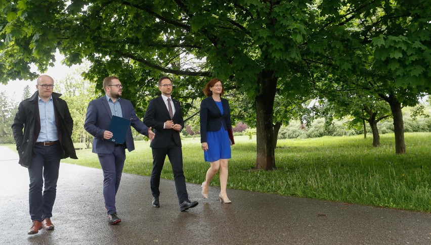 Ewa Leniart i minister Waldemar Buda proponują park...