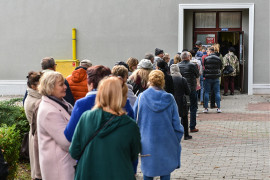 Co z osobami w kolejkach przed lokalami wyborczymi? Szef PKW wyjaśnia