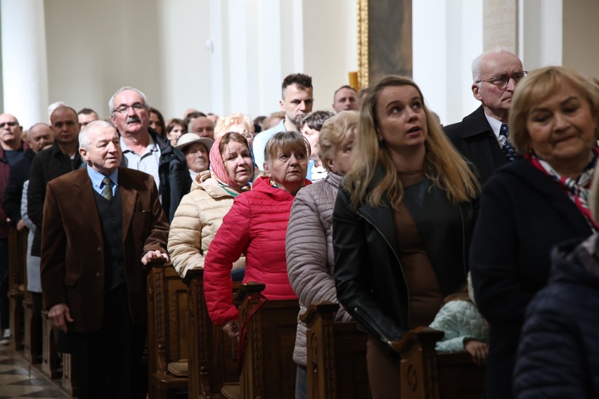 Niedziela Zmartwychwstania w sanktuarium na Świętym Krzyżu. Uroczystej sumie przewodniczył ojciec Marian Puchała. Były tłumy