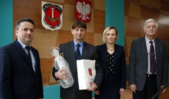 Dariusz Kubalski (drugi z lewej) podczas spotkania, na którym promował swoją książkę o staszowskich cmentarzach.