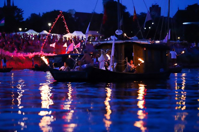 Na zakończenie długiego sierpniowego weekendu odbyła się uroczysta parada łodzi. Po wieczornych przemówieniach, 15 sierpnia ponownie mogliśmy zobaczyć dziesiątki łodzi i statków na toruńskiej Wiśle! Oto zdjęcia z parady! ZOBACZCIE ZDJĘCIA! >>>>