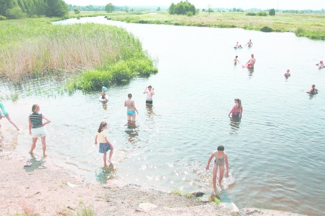 Woda jest taka cieplutka - zachwalali najmłodsi plażowicze, których spotkaliśmy nad rzeką w Nowodworcach