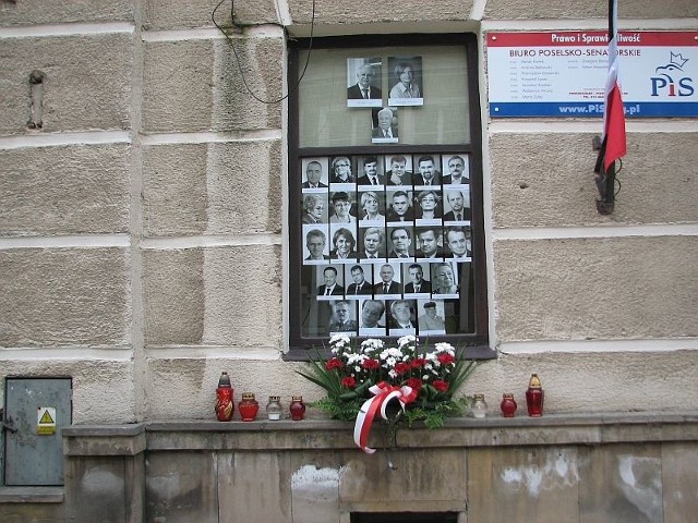 Ofiary tragicznej katastrofy przypomina biuro poselskie Prawa i Sprawiedliwości w Sandomierzu. Mieszkańcy nie mijają tego miejsca obojętnie.