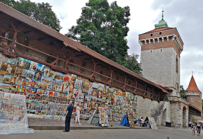 Kraków. Najbardziej kolorowe mury obronne w mieście [ZDJĘCIA]