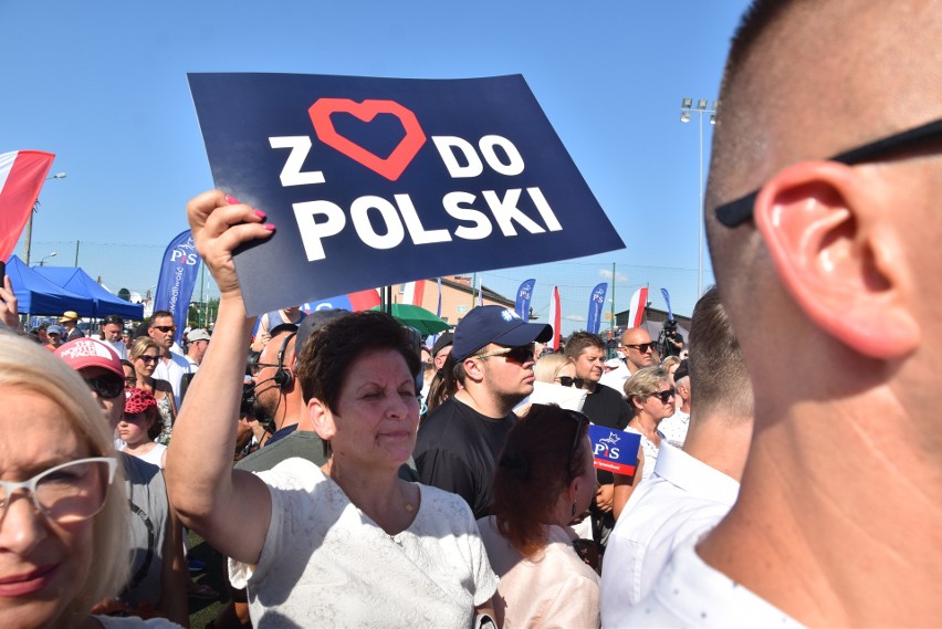 Jarosław Kaczyński w Woli Rzędzińskiej. Gorąca atmosfera podczas pikniku rodzinnego w ramach wakacyjnej kampanii PiS: "Z miłości do Polski"
