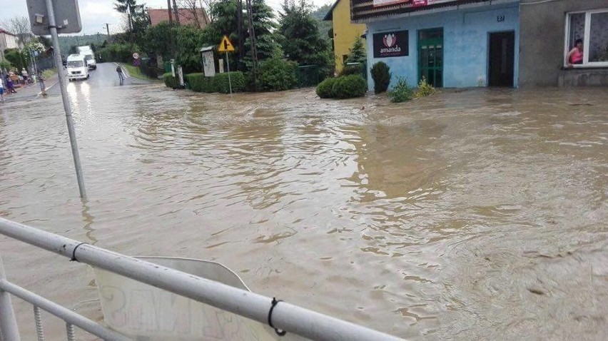 Wielka burza nad Chrzanowem. Zalane domy, drogi, połamane drzewa. Sytuacja jest poważna