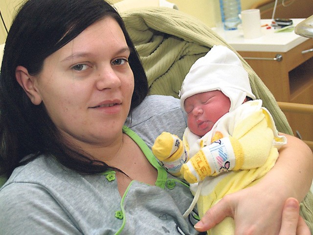 Edyta Pajka z Biesiekierza z córką Leną &#8211; pierwszym dzieckiem urodzonym w koszalińskim szpitalu w 2012 roku. 