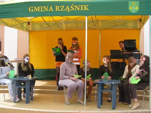Na scenie wystąpiła grupa teatralna &#8222;Aplauz&#8221; z Gimnazjum w Rząśniku