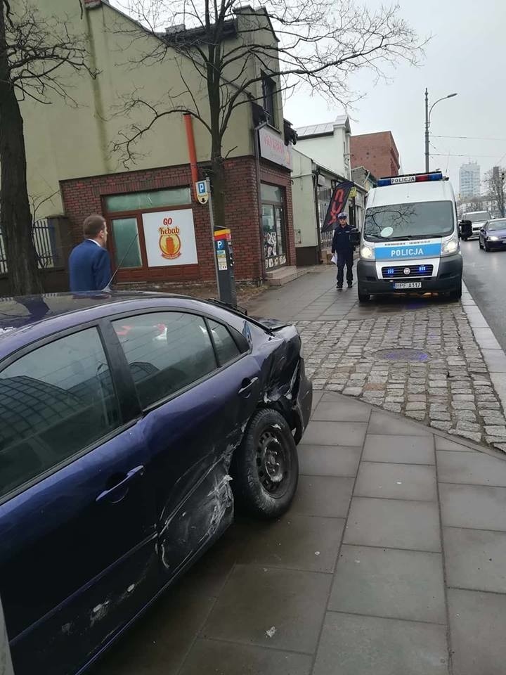 Wypadek na ul. Piotrkowskiej przy ul. Sieradzkiej. Jedna osoba ranna [zdjęcia]