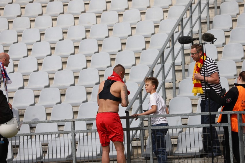 Zdjęcia piłkarzy Korony Kielce z kibicami po meczu z GKS Katowice. Kilku zawodników przekazało fanom swoje koszulki