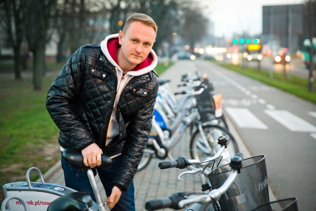 Mieszkam i pracuję w centrum. Najłatwiej dojeżdża się właśnie rowerem - podkreśla Adrian Bondar